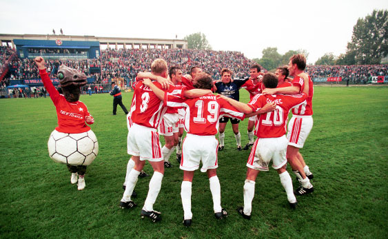 Fot. Włodzimierz Sierakowski/Radość po wygranym meczu w 1998 roku